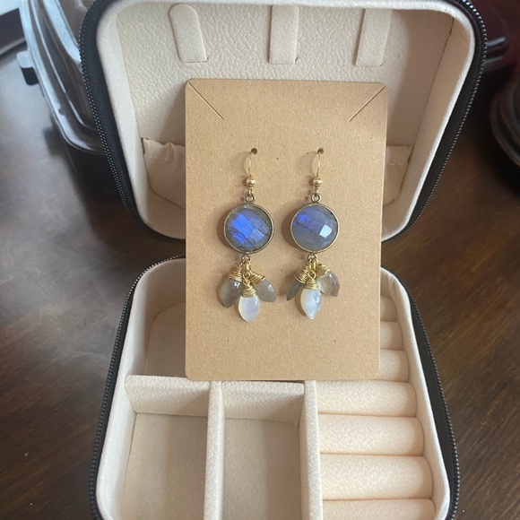 NWT Jewelry Box in Black With Choice of One Set of Vintage Earrings - Picture 11 of 14